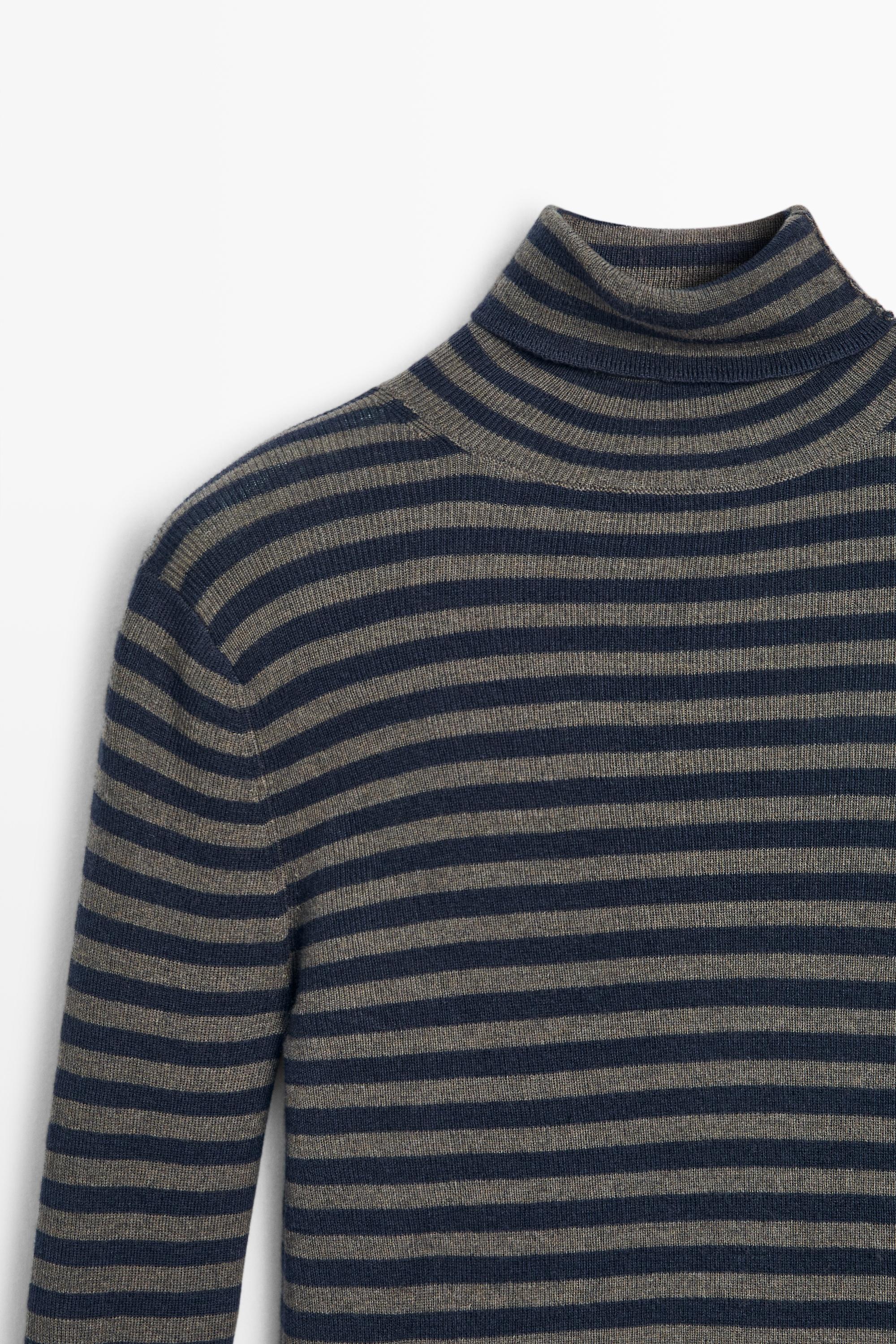 Pull en maille à rayures et col roulé
